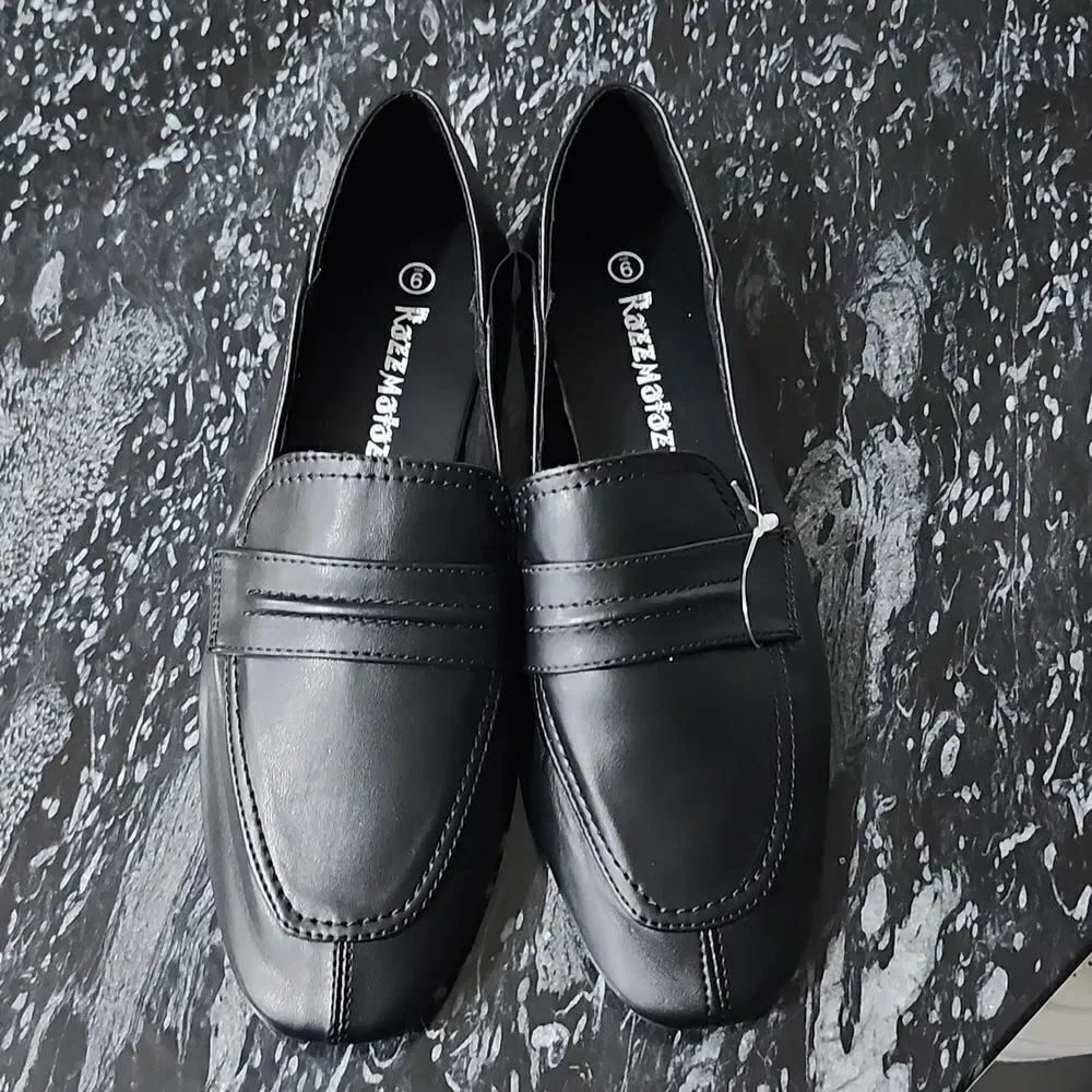 BRAND NEW RAZZMATAZZ WOMEN"S SQUARE TOE FLAT SHOE